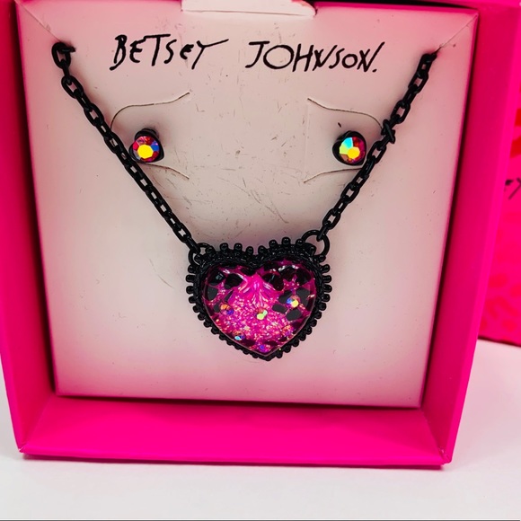 New Betsey Johnson Heart Pendant & Earrings Set - Picture 8 of 15